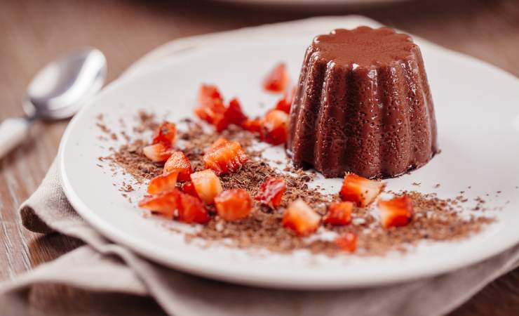 piattino con budino al cioccolato e fragole