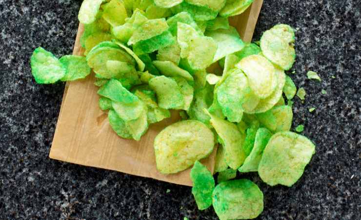 chips di avocado su tagliere