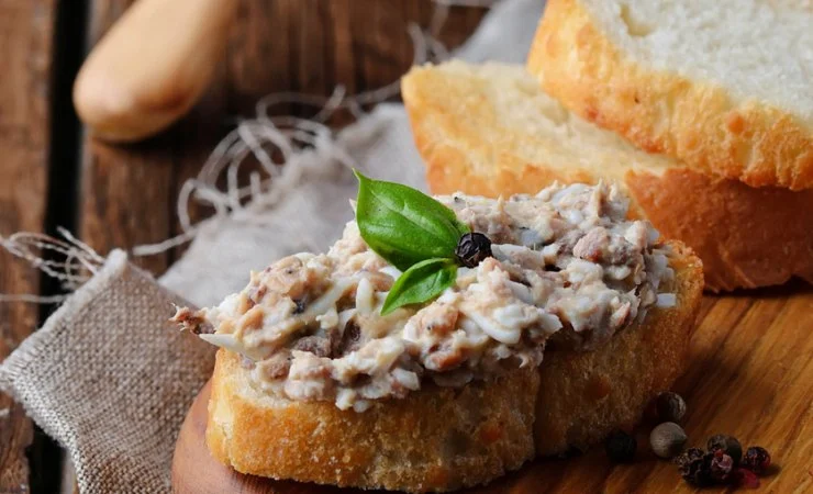 Insalata cipolle, tonno, capperi su fetta di pane