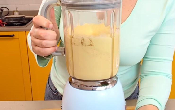 frullatore con vari ingredienti