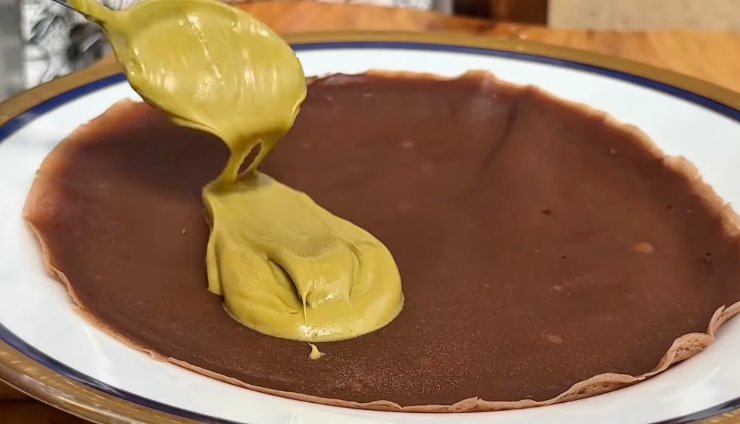piatto con cacao e crema al pistacchio