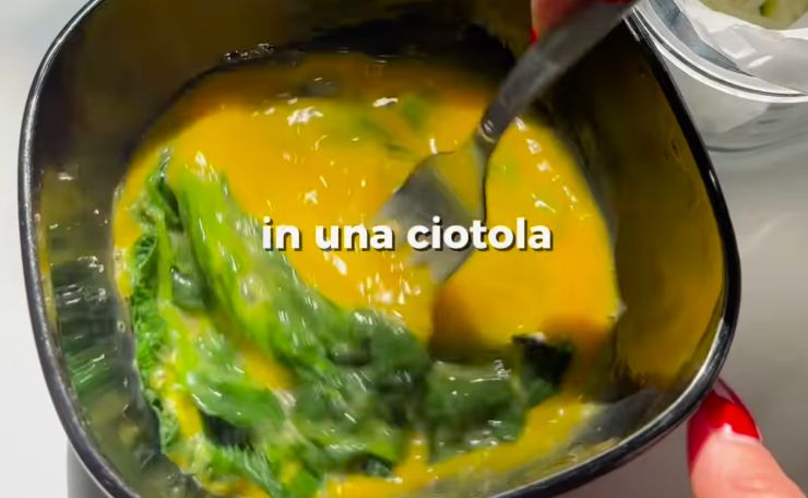 ciotola con uova sbattute e spinaci cotti
