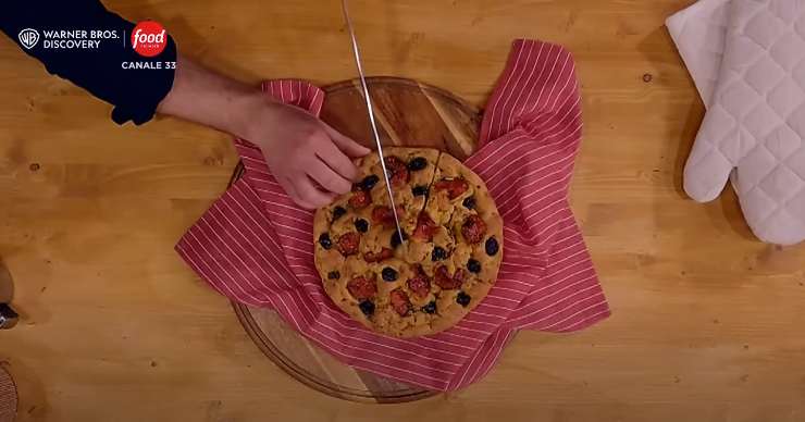 una focaccia tagliata dall'alto