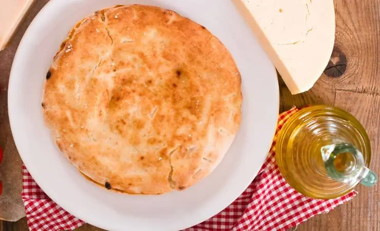 Focaccia con olio e formaggio accanto