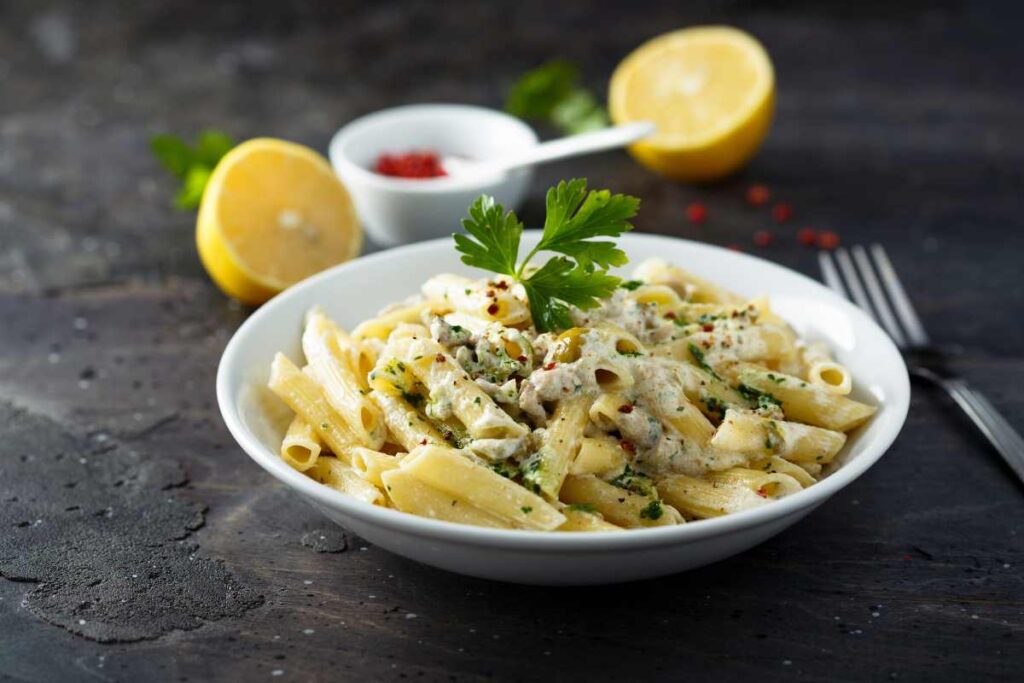 piatto di pasta con ricotta e limone