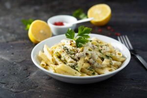 piatto di pasta con ricotta e limone