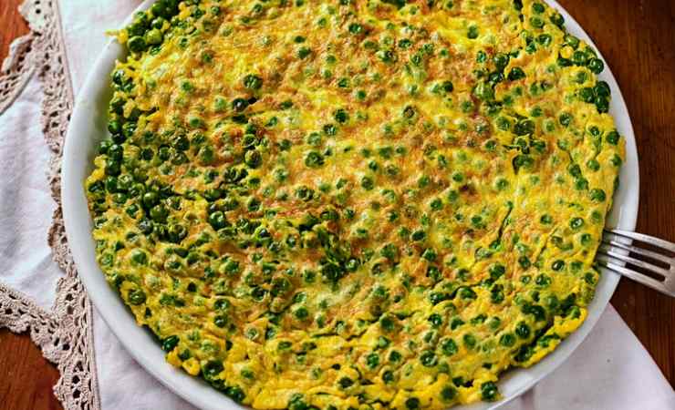 Frittata di piselli in primo piano