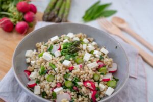 insalata di orzo con asparagi tofu ravanelli e melograno
