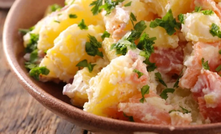 Piatto insalata patate con salmone ed erbe