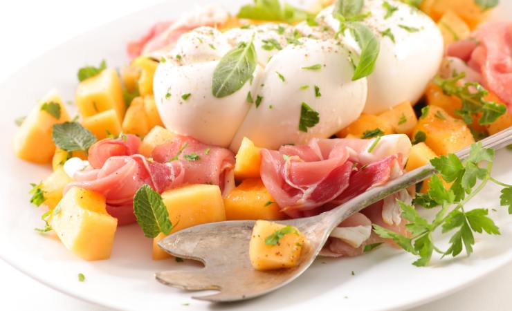 prosciutto e melone con insalata e mozzarella