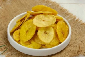 Chips di banane in una ciotola