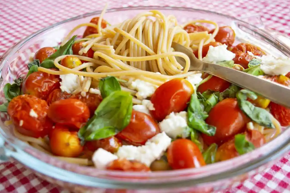 Spaghetti con mozzarella, basilico e pomodorini