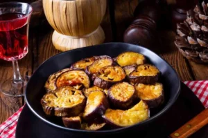 Melanzane alla scapece con bicchiere di vino rosso