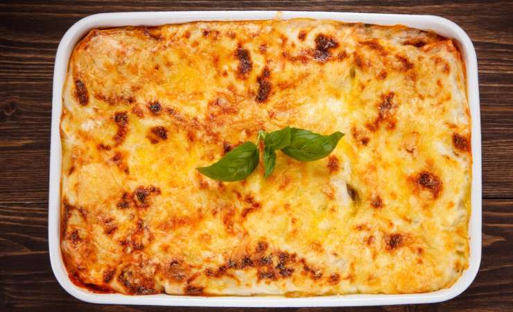 Pasta al forno in una teglia