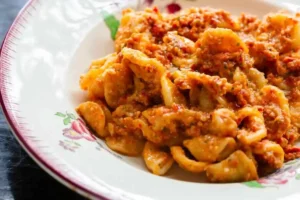 Piatto con orecchiette, sugo e carne
