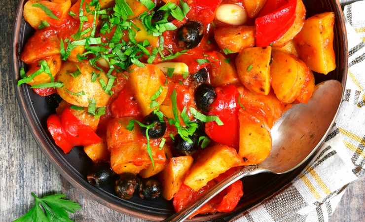 Patate alla contadina con peperoni e olive