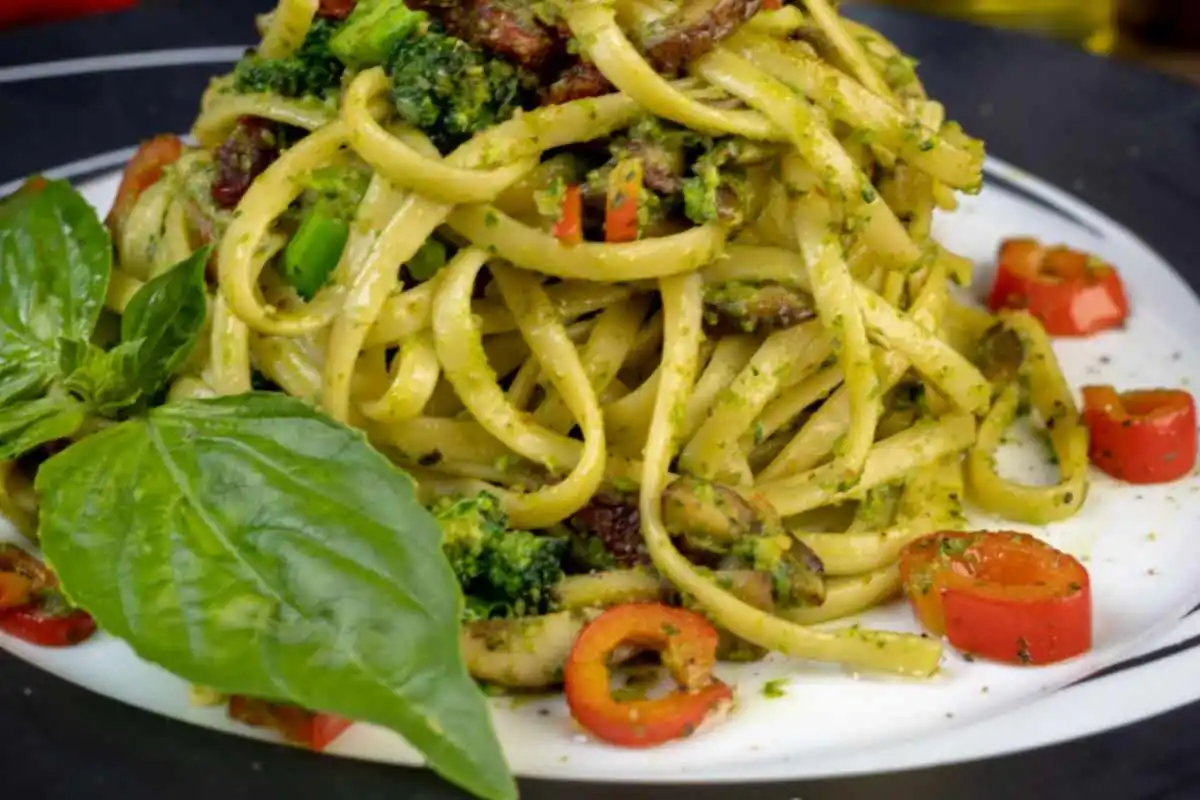 Spaghetti con pesto, pomodori, melanzane, basilico