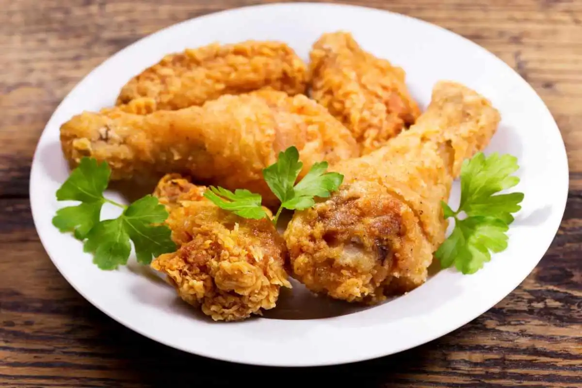 Pollo fritto sparso in un piatto