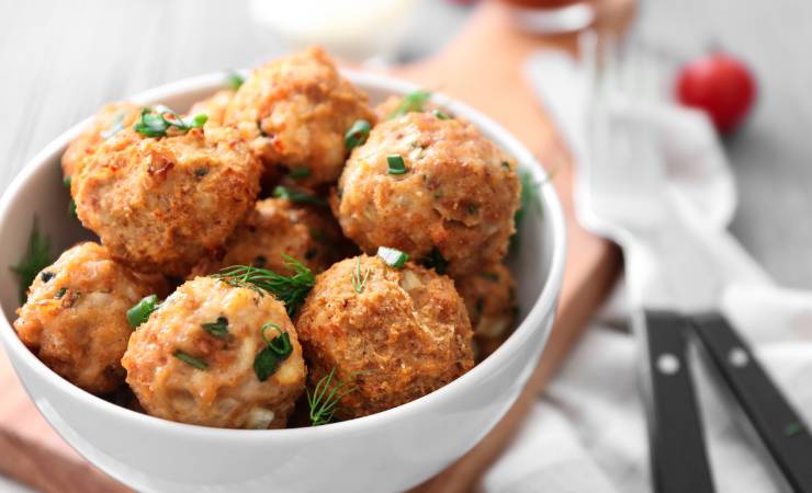 scodella di polpette con agretti