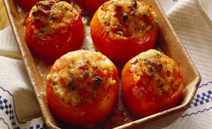 Vassoio con quattro pomodori ripieni cotti
