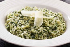 risotto con spinaci e scaglie di parmigiano