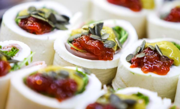fette di rotolo di mozzarella ripieno