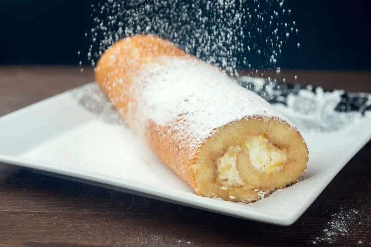 Rotolo al limone con zucchero a velo