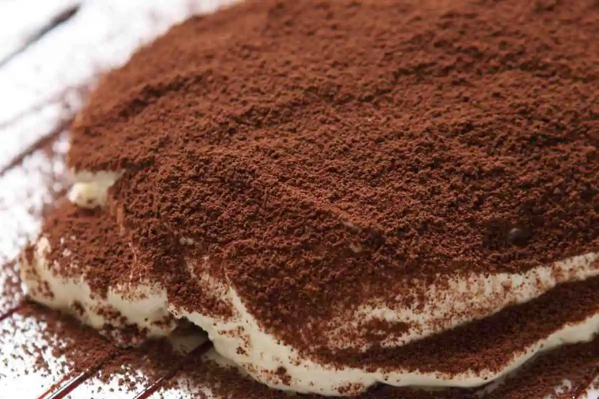 Dolce al mascarpone con polvere di cacao