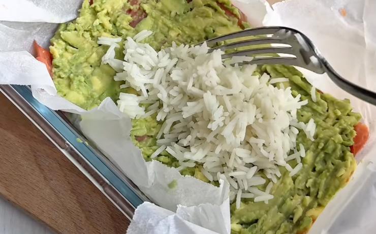 pirofila con riso, avocado e salmone affumicato