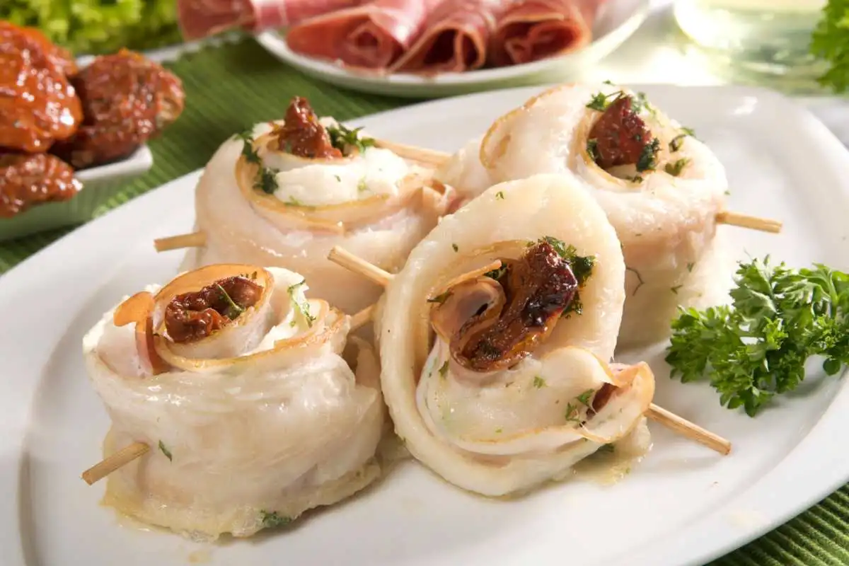 Involtini di pesce sparsi con ripieno di capperi