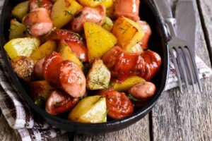 Piatto con salsicce, patate e pomodorini