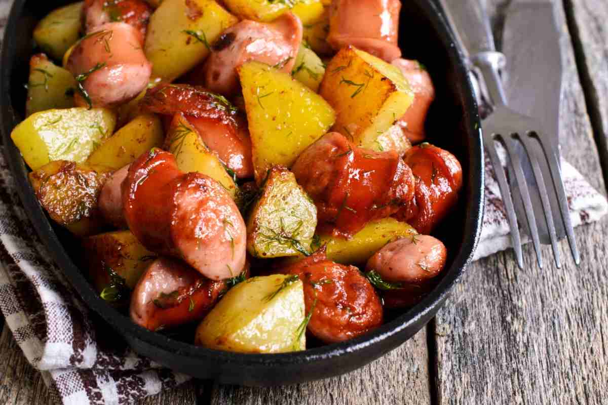 Piatto con salsicce, patate e pomodorini