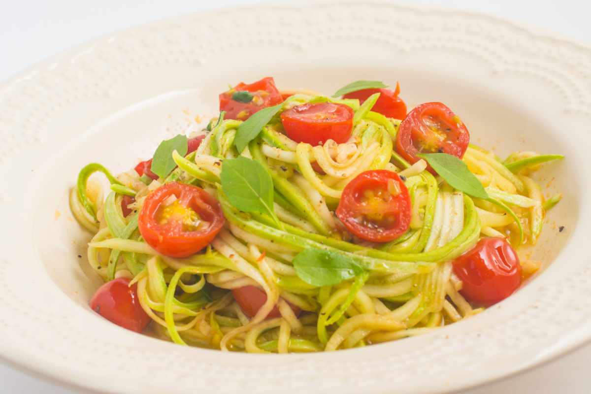 Piatto con spaghetti di zucchine e pomodorini