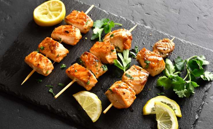 spiedini di salmone con fette di limone