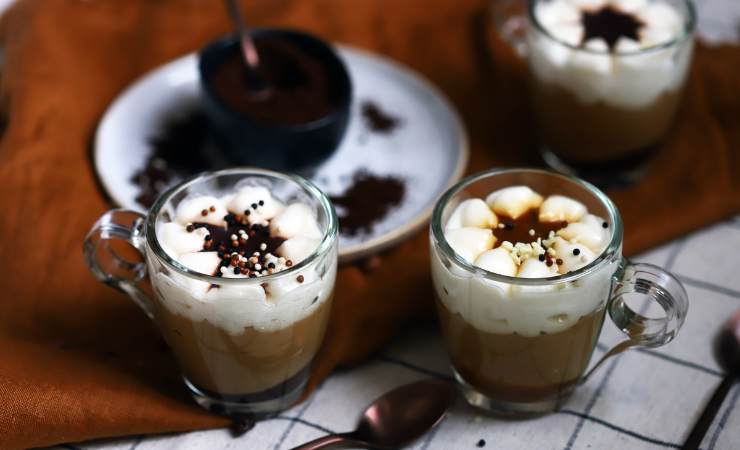 tazzine di spuma al cappuccino