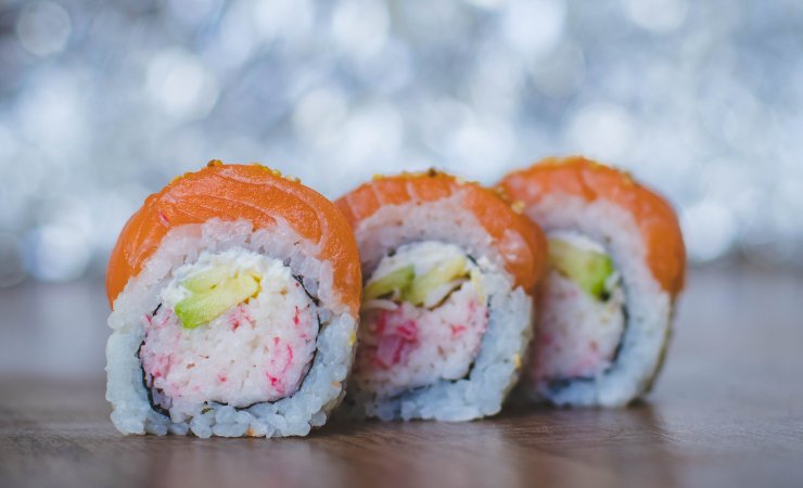 rotolini di sushi salmone e avocado