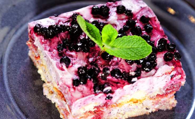 fetta di tiramisù ai mirtilli