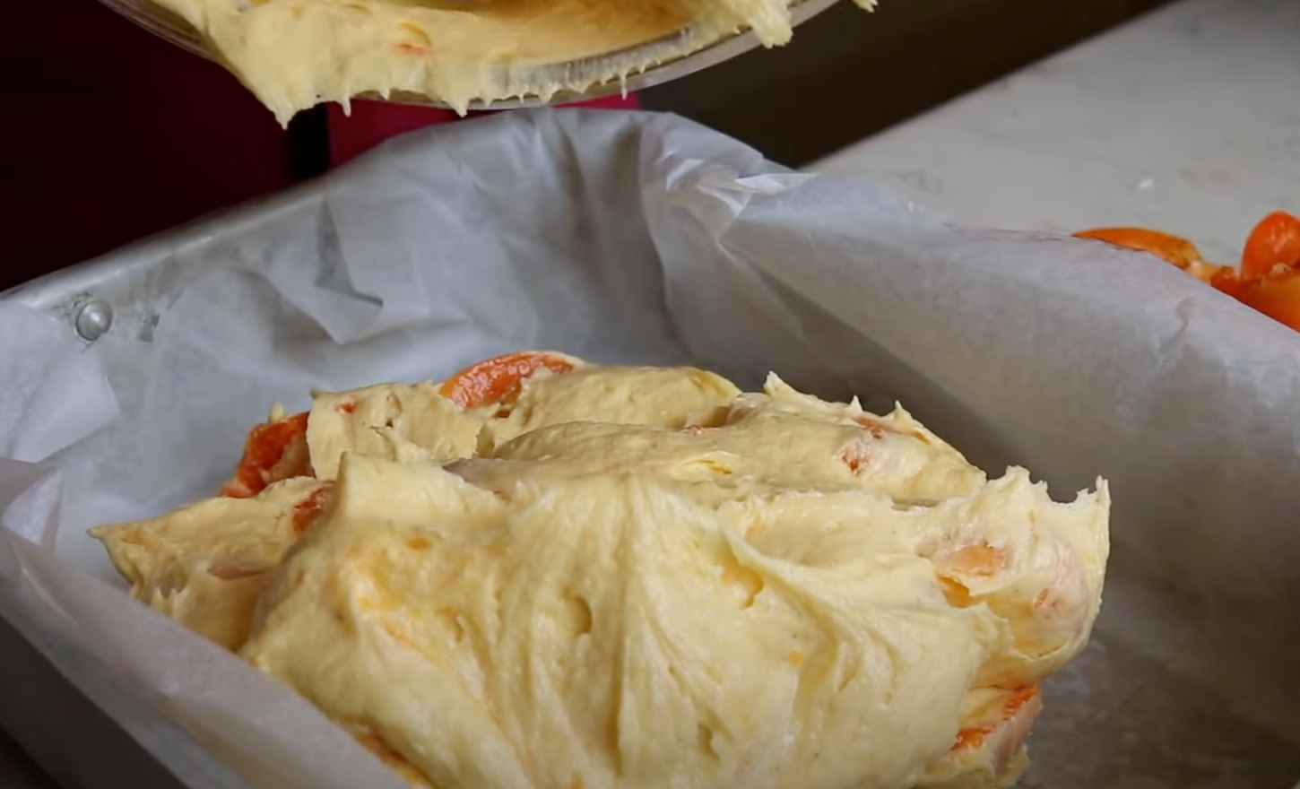 impasto di una torta in una teglia