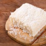 torta al cocco sopra ad un tagliere di legno