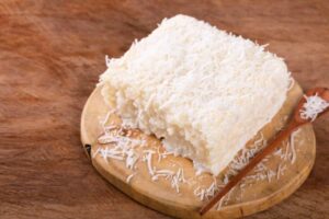 torta al cocco sopra ad un tagliere di legno