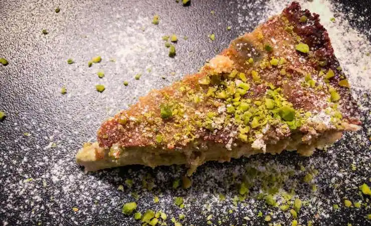 Fetta di torta con granella pistacchio