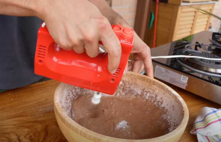 frullatore a immersione nel cacao