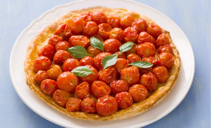 torta salata con pomodori in un piatto