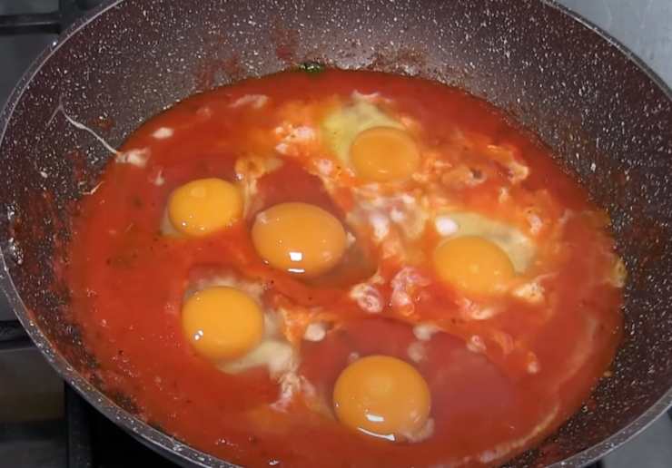 uova in padella con sugo
