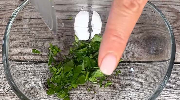 prezzemolo tritato in una ciotola