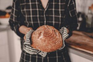 donna con in mano una pagnotta di pane