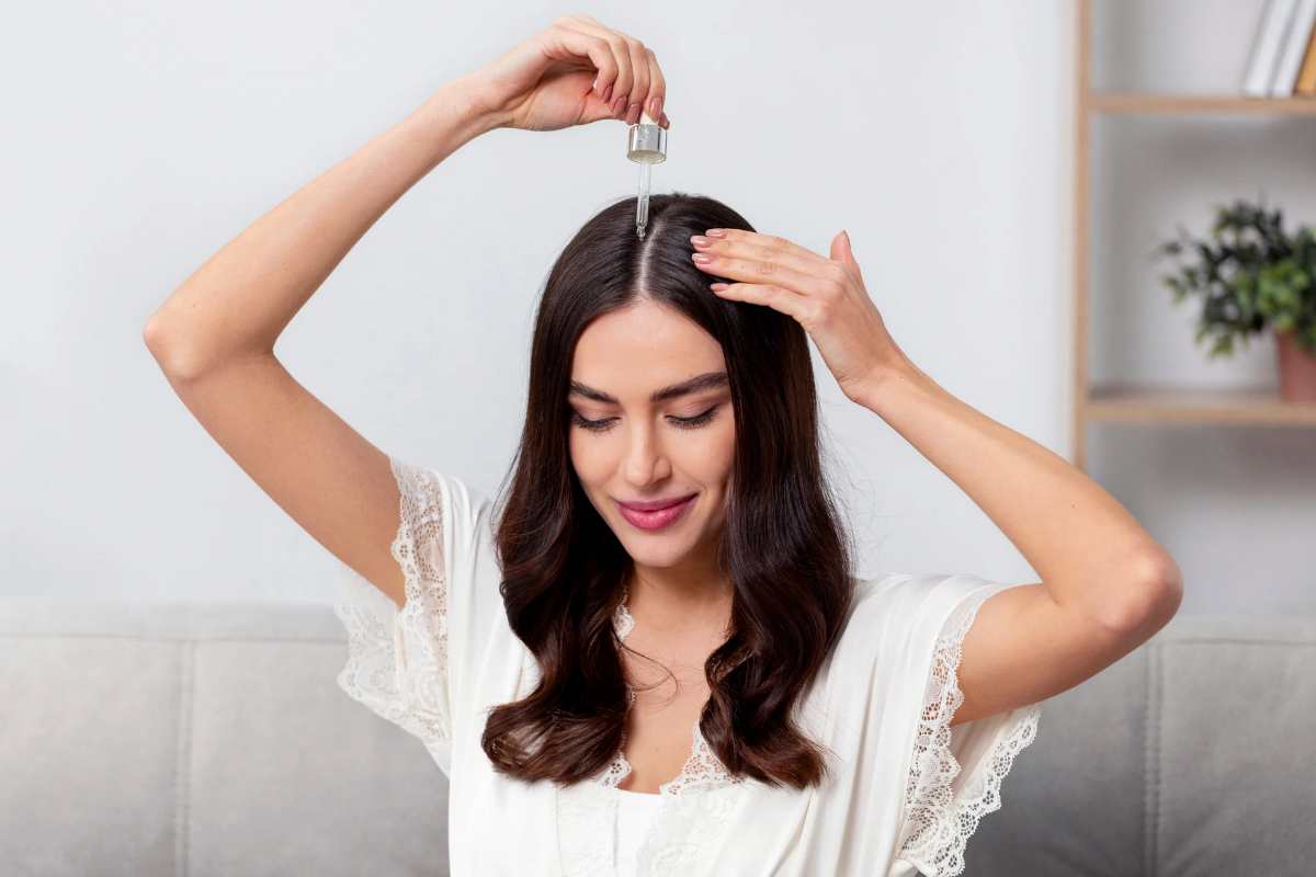 Donna che mette prodotto sui capelli