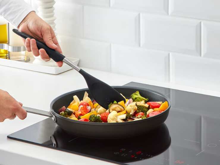 spatola e padella con verdure