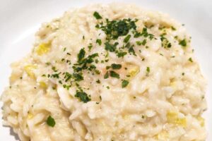 risotto cremoso in un piatto