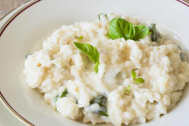risotto nel piatto con erbette